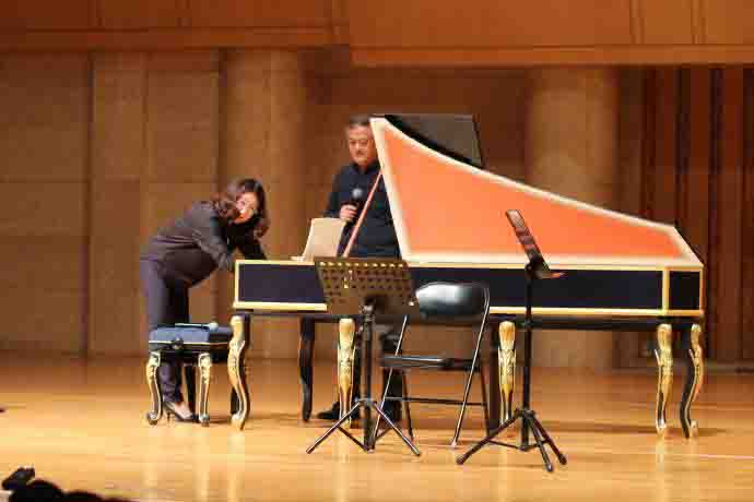 小型音樂會正在調(diào)試鋼琴的老師