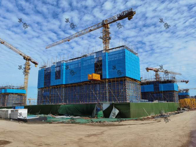 工地上正在工作的塔吊師傅 工地上正在工作的塔吊師傅