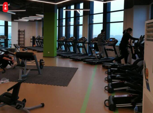 小旗家樓下的健身房，小姐姐天天來.jpg