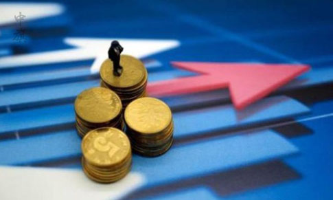 一個小人站在財富上向前飛行.jpg 一個小人站在財富上向前飛行.jpg