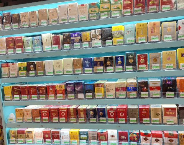 舅舅家柜臺(tái)上擺放的香煙.jpg 舅舅家柜臺(tái)上擺放的香煙.jpg