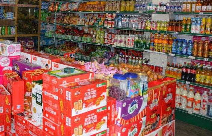 我家樓下一家非常小的小賣(mài)部凌亂不堪.jpg 我家樓下一家非常小的小賣(mài)部凌亂不堪.jpg