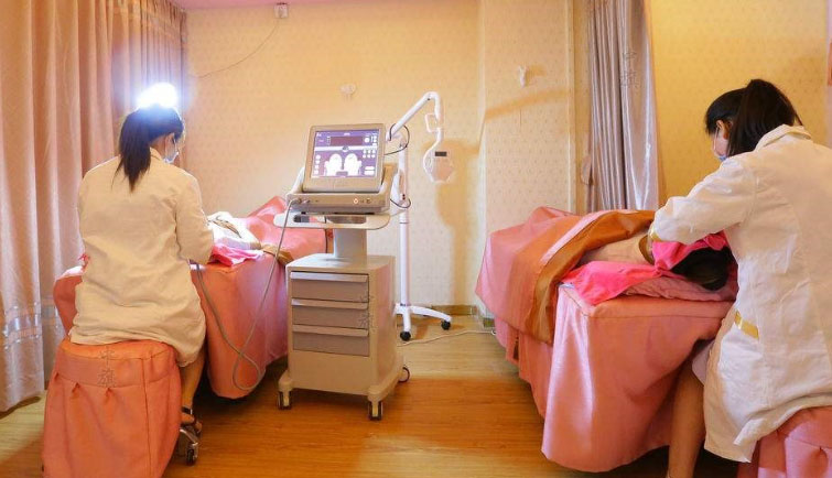 美容院正在做美容的顧客.jpg 美容院正在做美容的顧客.jpg