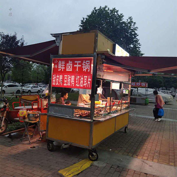 小攤里邊的小吃車非常美味且方便.jpg 小攤里邊的小吃車非常美味且方便.jpg