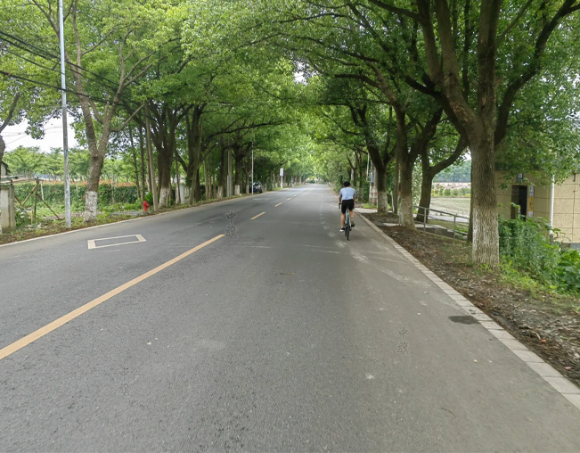 公路正在其實(shí)自行車的小哥.jpg 公路正在其實(shí)自行車的小哥.jpg