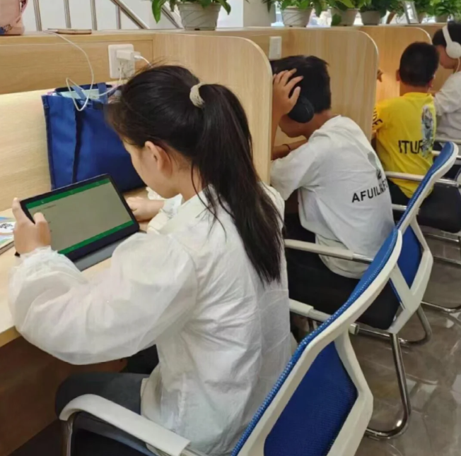 小朋友們在上AI的課程.png 小朋友們在上AI的課程.png