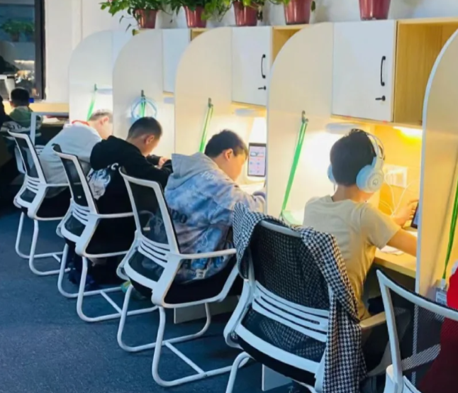 小朋友們在聽寫英語教培.png 小朋友們在聽寫英語教培.png