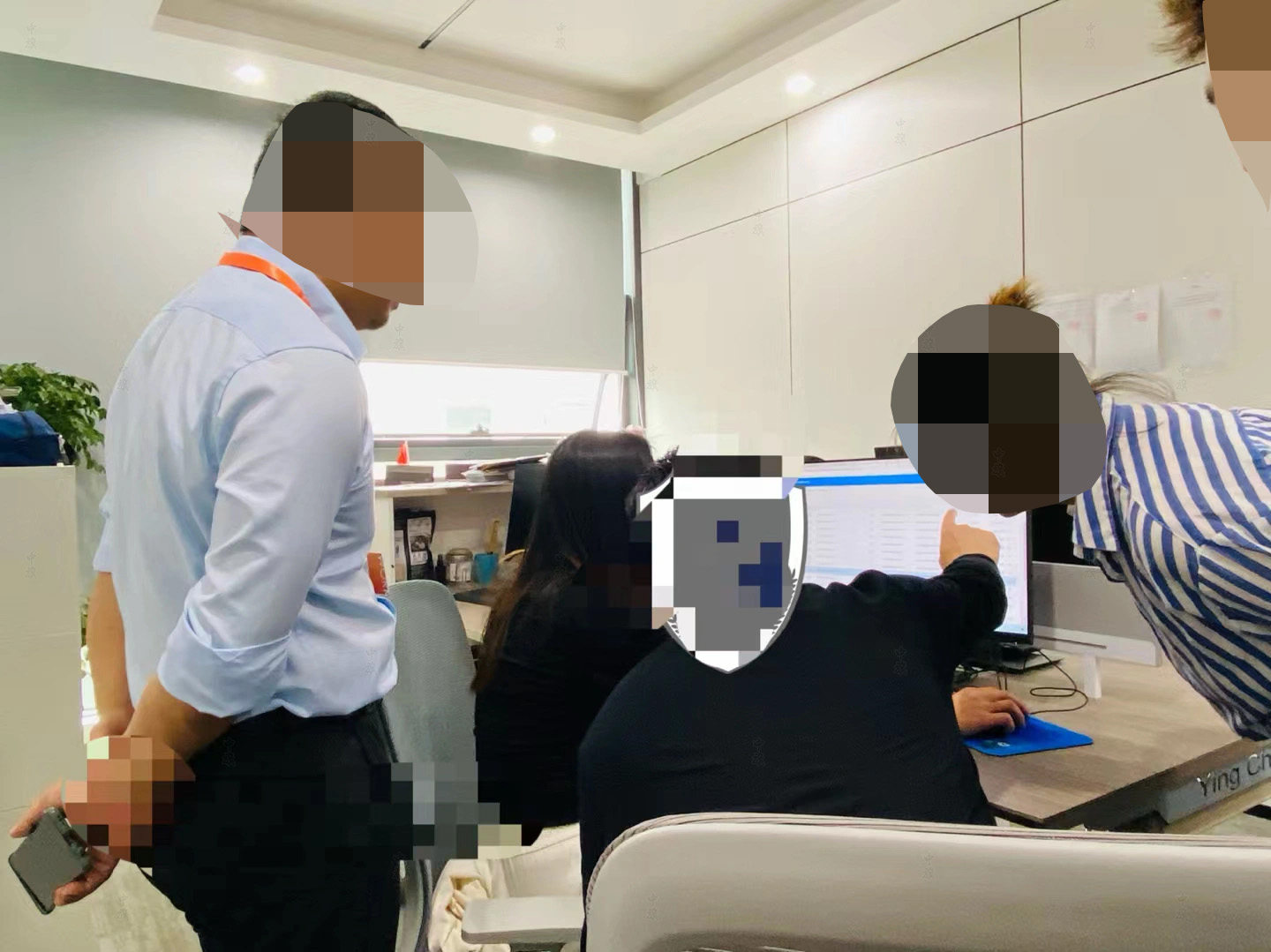 同事們正在交流這個項目的進展.jpg 同事們正在交流這個項目的進展.jpg