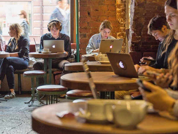 咖啡館工作的人們 咖啡館工作的人們