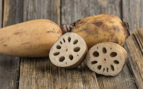 還沒(méi)有處理的藕.jpg 還沒(méi)有處理的藕.jpg