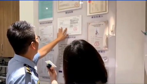 美食城所有的材料必須要懸掛好 美食城所有的材料必須要懸掛好