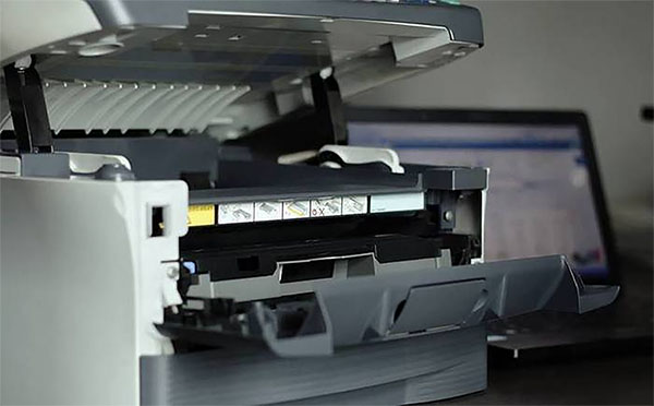 某品牌打印機正在準備打印中