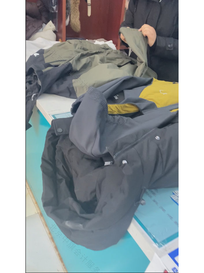 正在給衣服處理標簽 正在給衣服處理標簽