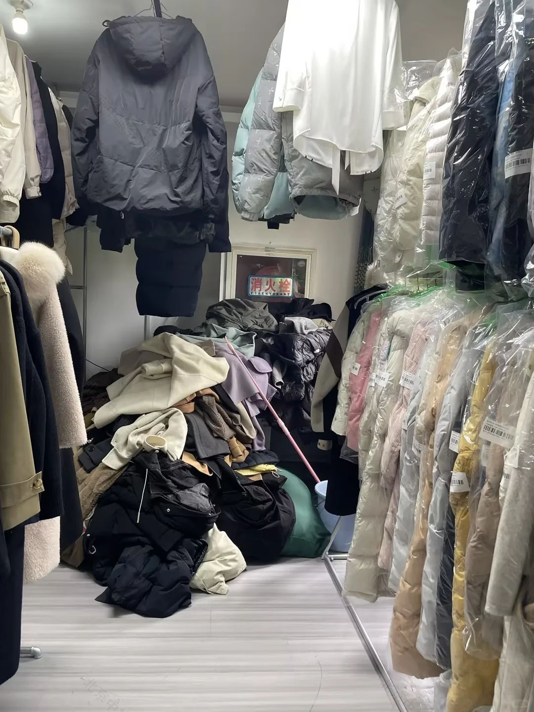 剛開業(yè)的干洗店，現(xiàn)在衣服堆積如山，訂單非常多