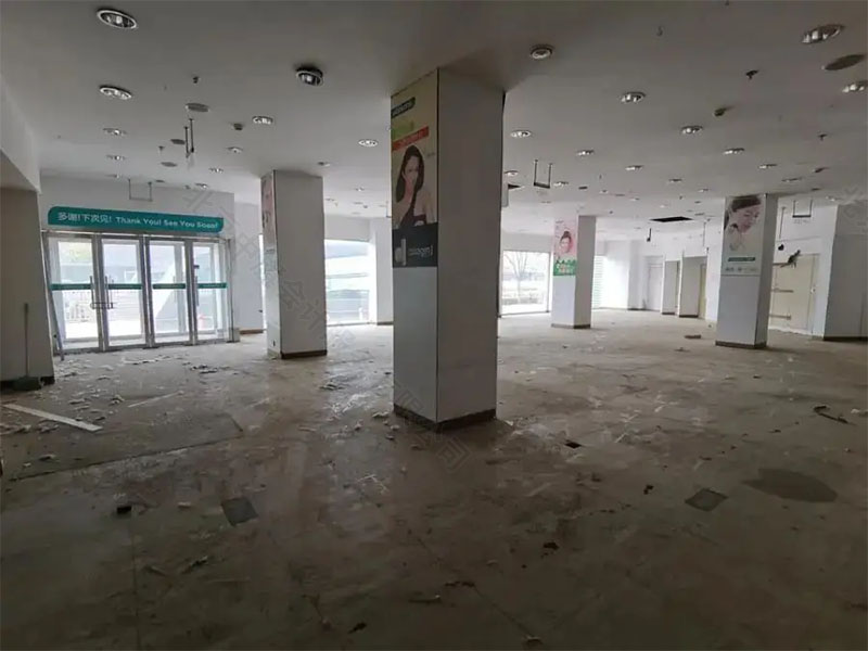 空蕩蕩的底商.jpg 空蕩蕩的底商.jpg