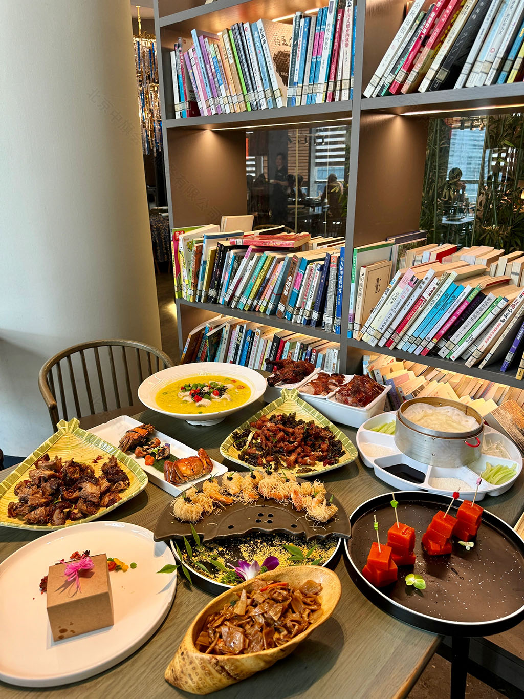 北京一家主題為書店的餐廳.jpg 北京一家主題為書店的餐廳.jpg