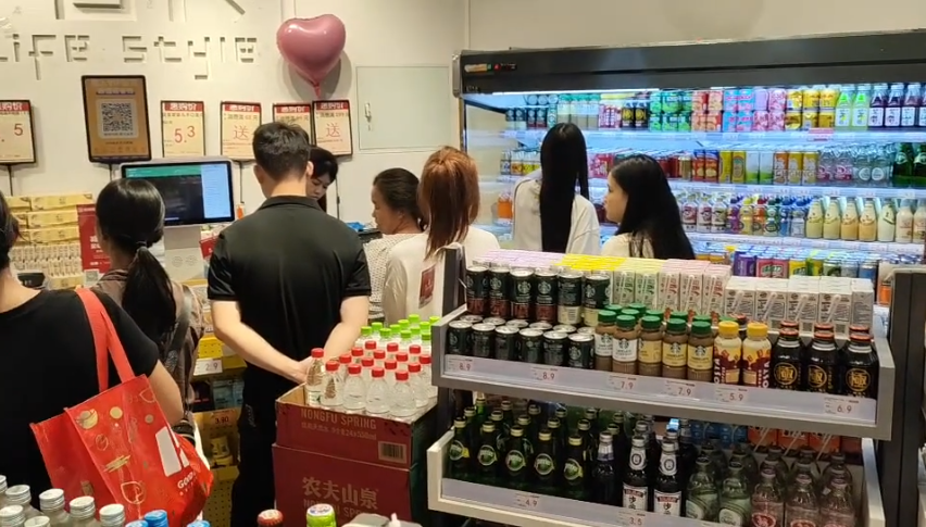 小張的超市現(xiàn)在顧客超級多生意也是非常好.png 小張的超市現(xiàn)在顧客超級多生意也是非常好.png