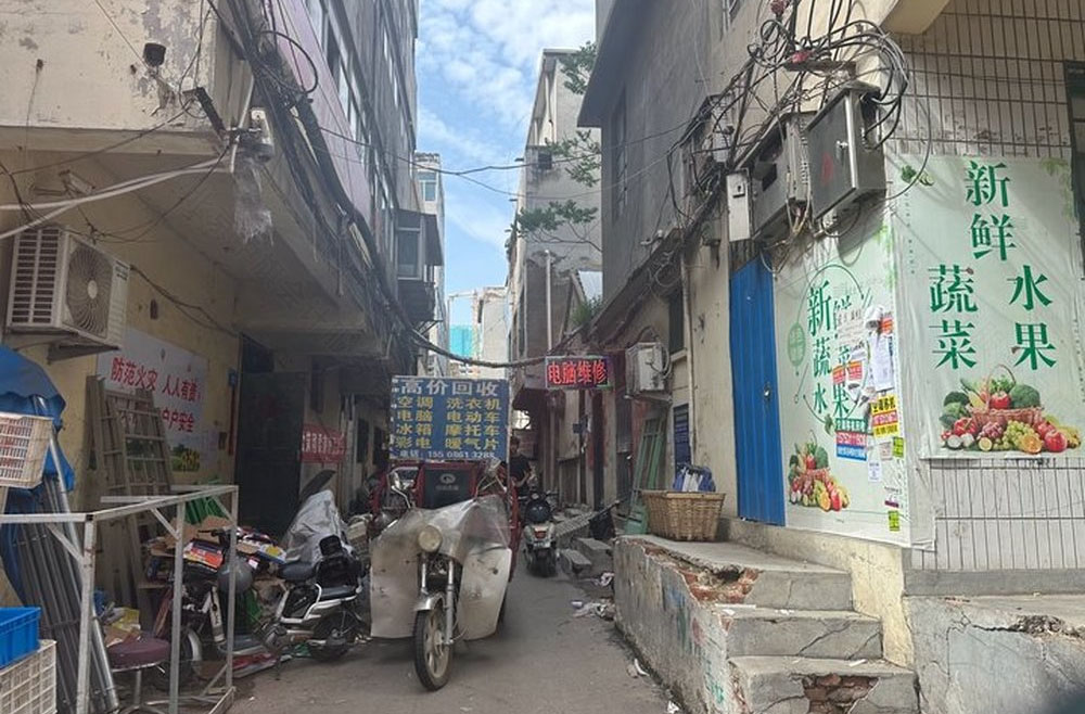 我們家樓下的一處小胡同充滿了煙火的氣息.jpg 我們家樓下的一處小胡同充滿了煙火的氣息.jpg