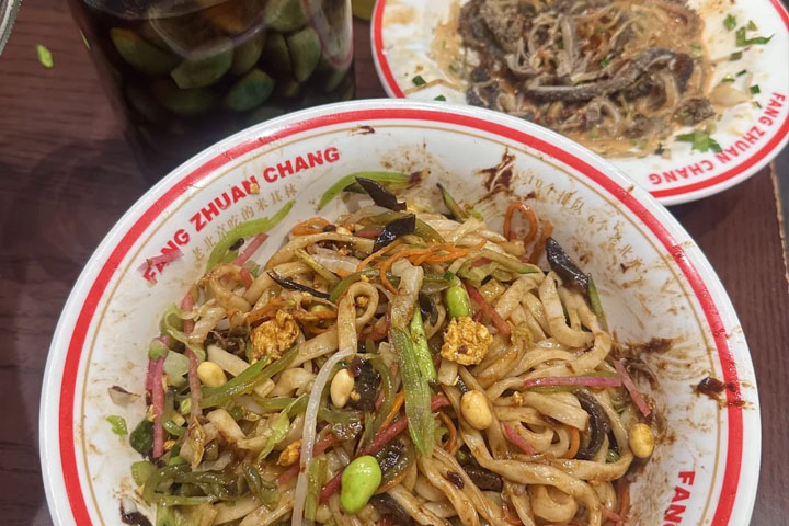 老北京炸醬面他家的味道挺不錯的，以前總?cè)コ?jpg