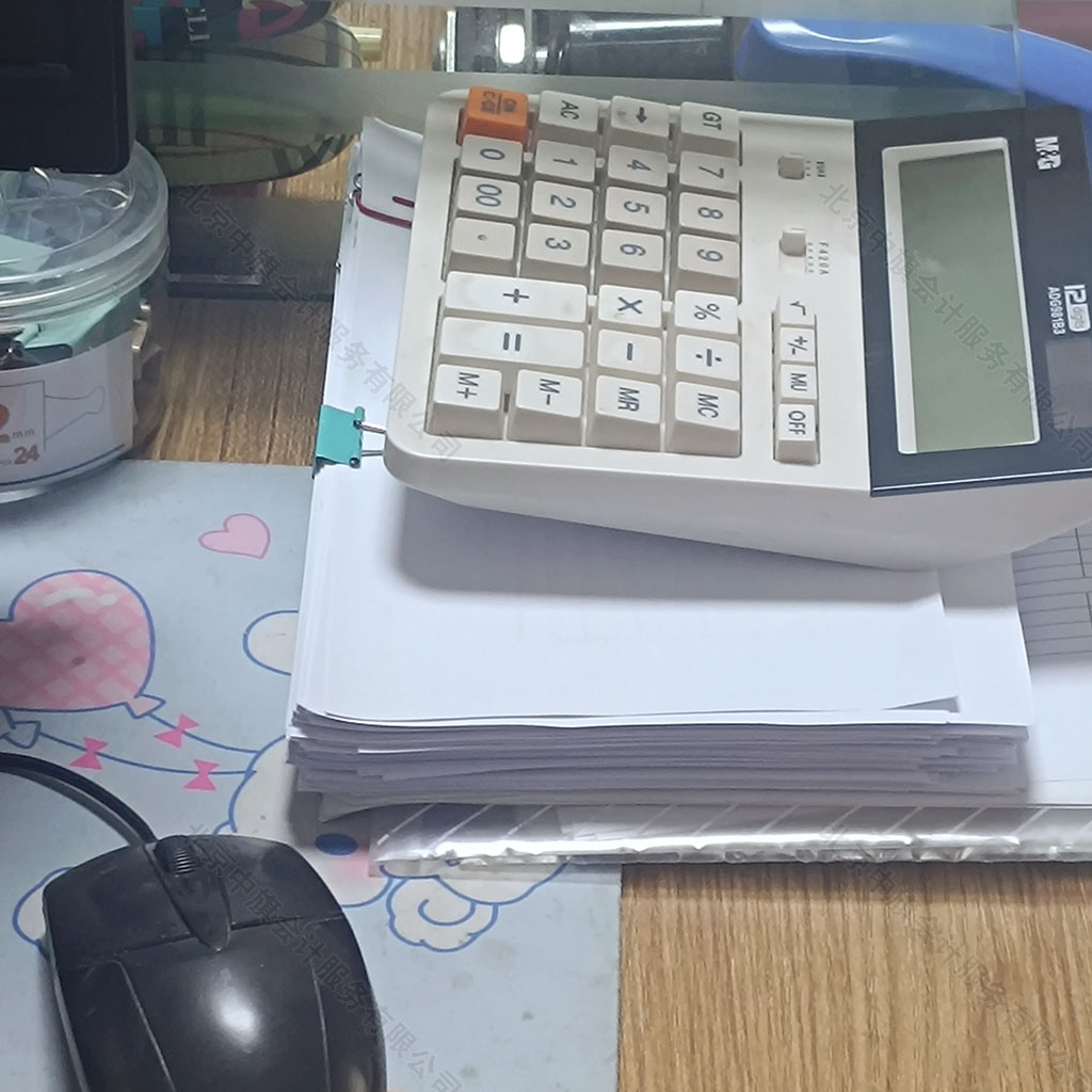 辦公桌還是比較亂的各種材料.jpg 辦公桌還是比較亂的各種材料.jpg