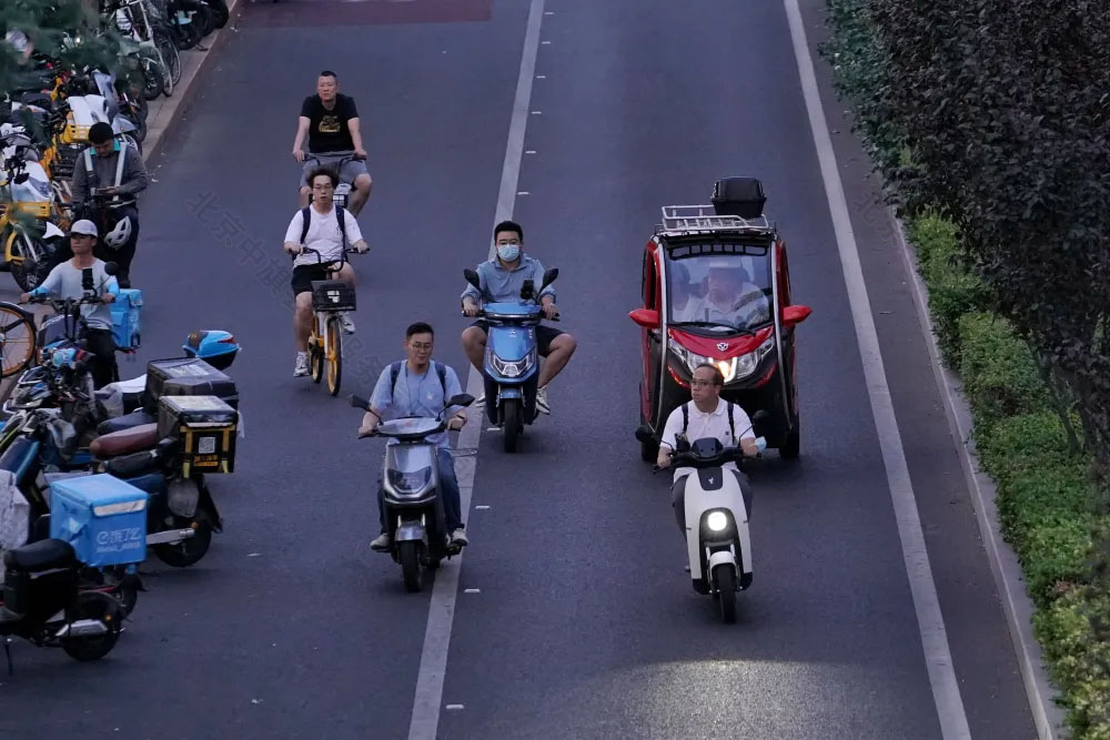 騎電動(dòng)車一定要記得戴好頭盔.jpg 騎電動(dòng)車一定要記得戴好頭盔.jpg