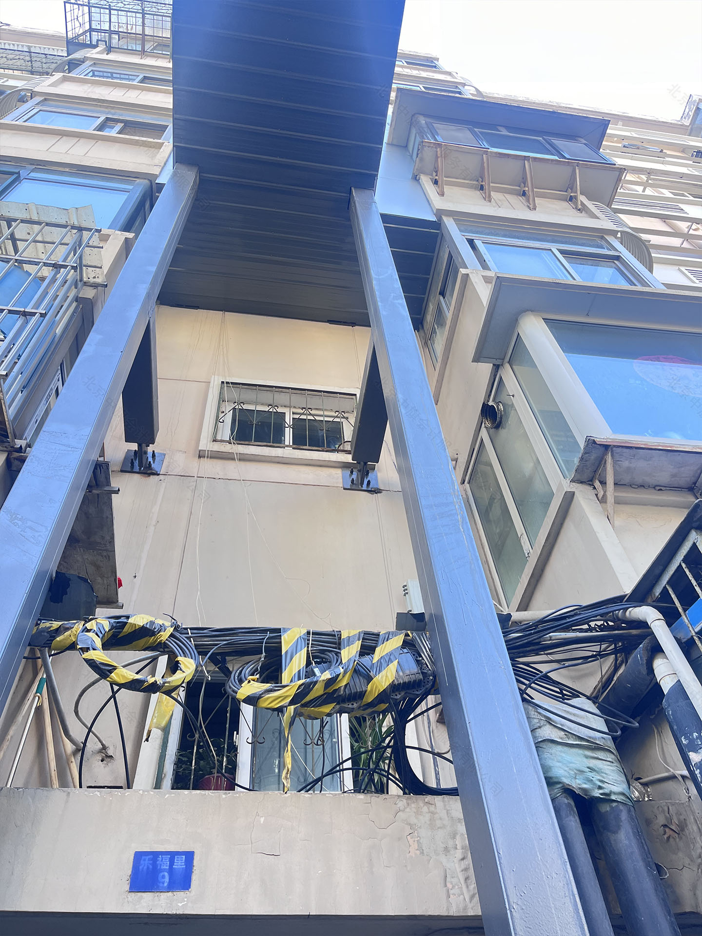 我們家小區(qū)新增加的電梯下面.jpg 我們家小區(qū)新增加的電梯下面.jpg