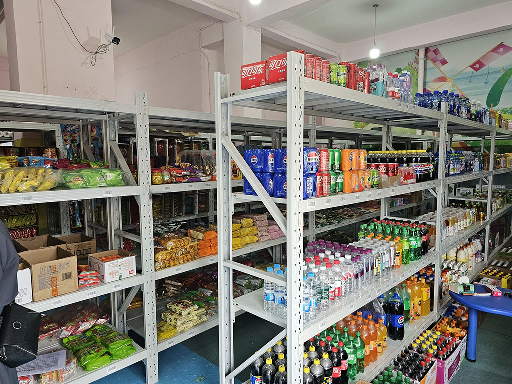 剛開業(yè)的小超市上已經(jīng)擺滿了水喝零食.jpg