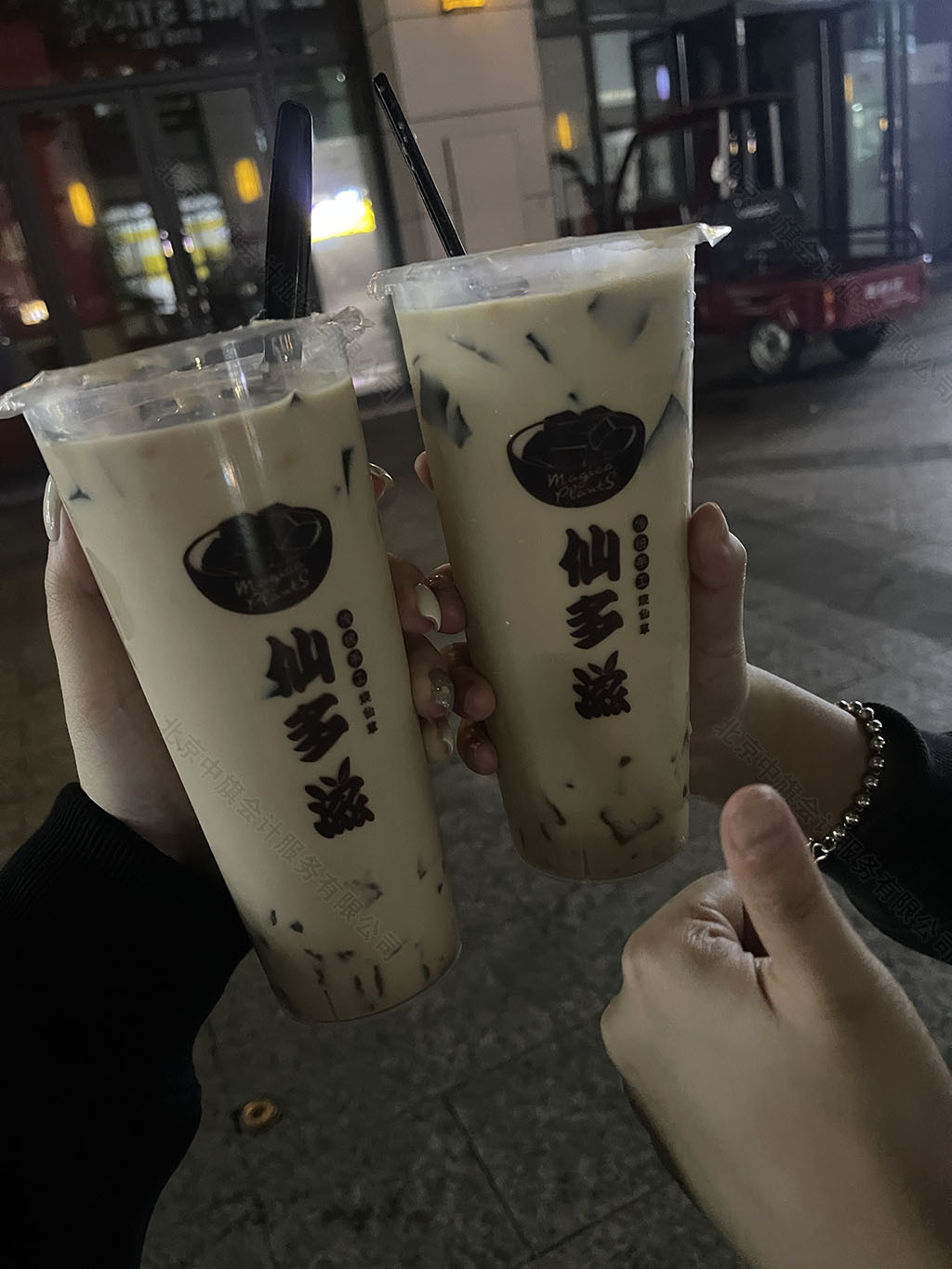 昨天晚上出去玩買(mǎi)的兩杯奶茶.jpg
