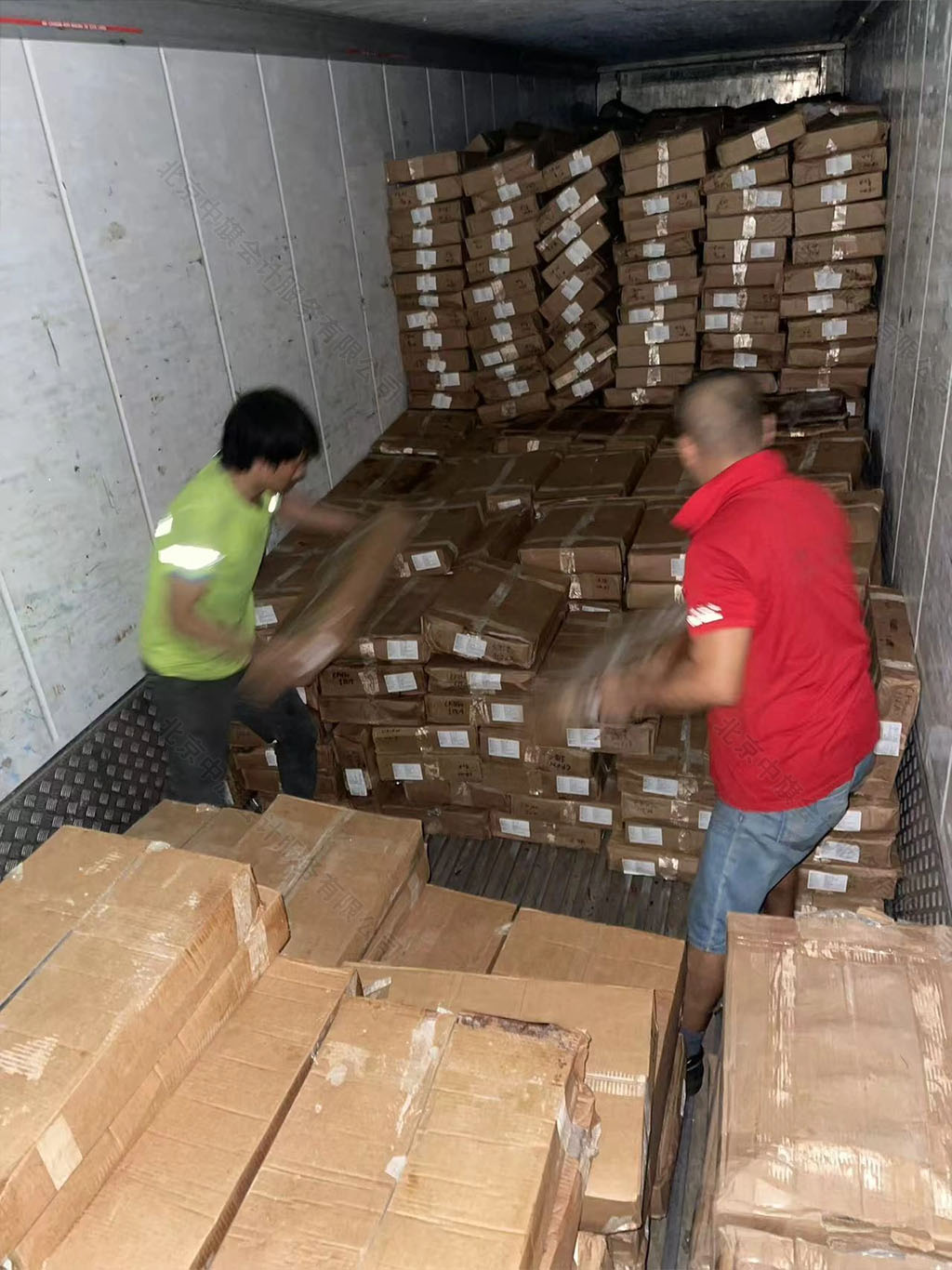 正在海關(guān)裝卸車.jpg 正在海關(guān)裝卸車.jpg