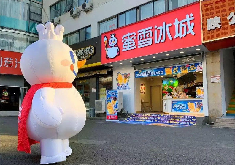 蜜雪冰城的雪王在門口攬客.jpg 蜜雪冰城的雪王在門口攬客.jpg