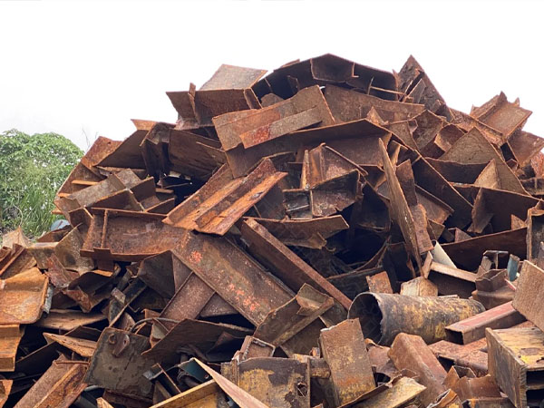 小山一樣的廢鐵.jpg 小山一樣的廢鐵.jpg