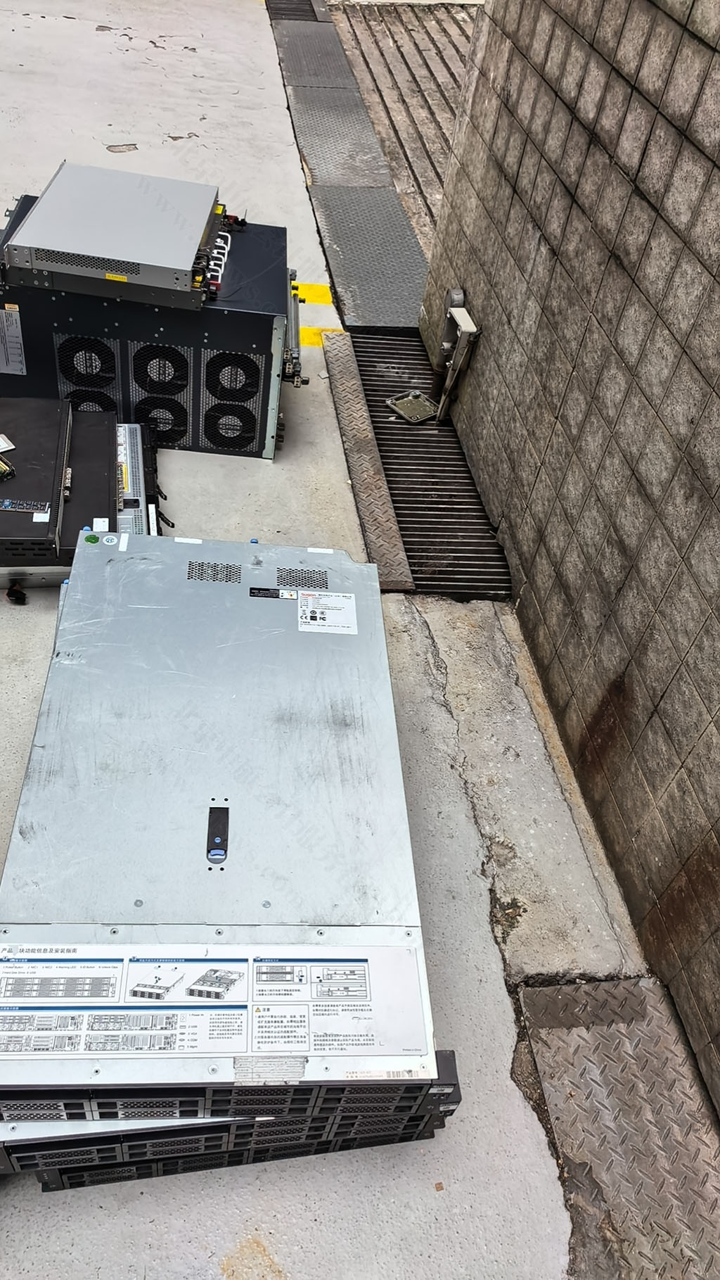 今天天氣好機(jī)房開(kāi)始清灰了.jpg 今天天氣好機(jī)房開(kāi)始清灰了.jpg