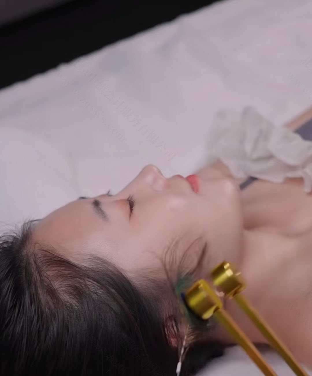 正在采耳的小姐姐比較放松.jpg 正在采耳的小姐姐比較放松.jpg