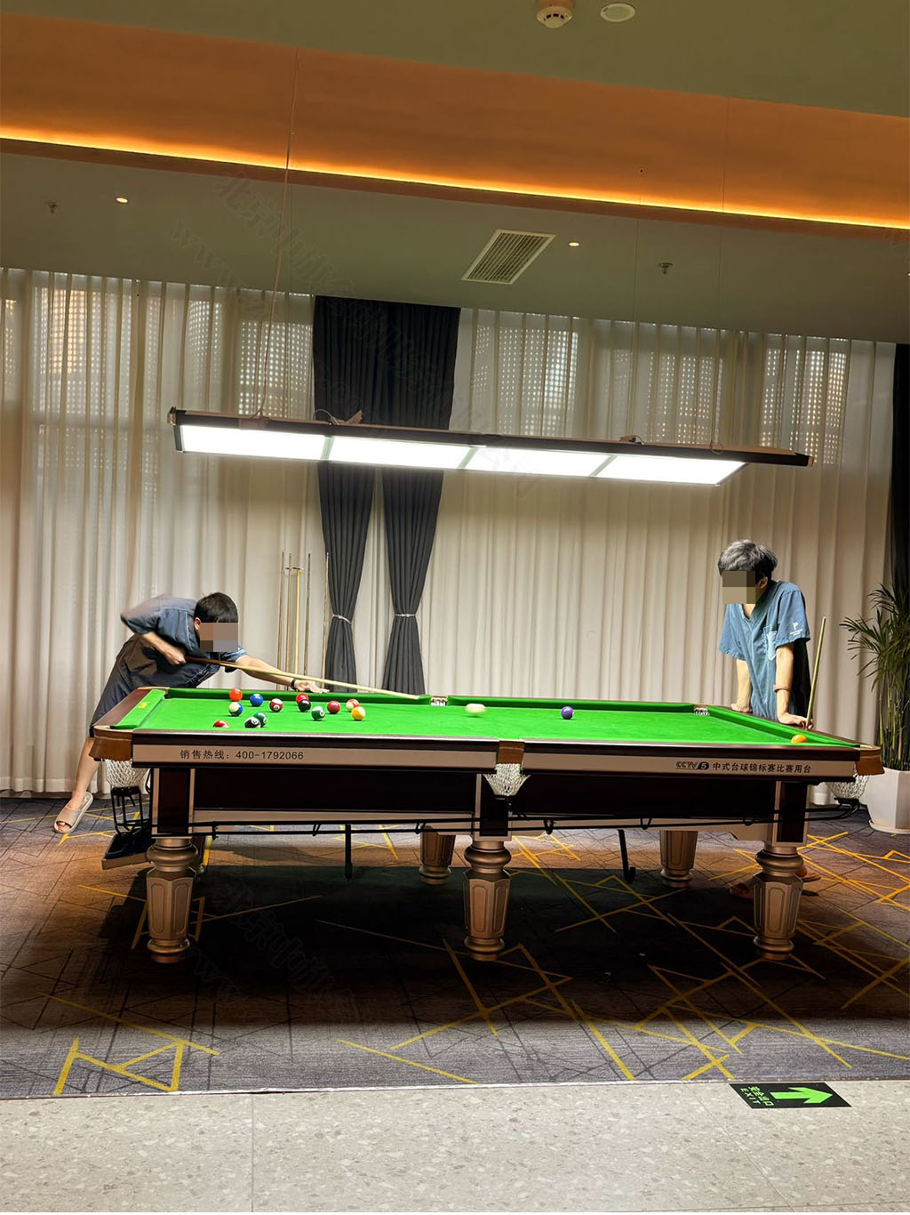 洗浴中心內的臺球室.jpg