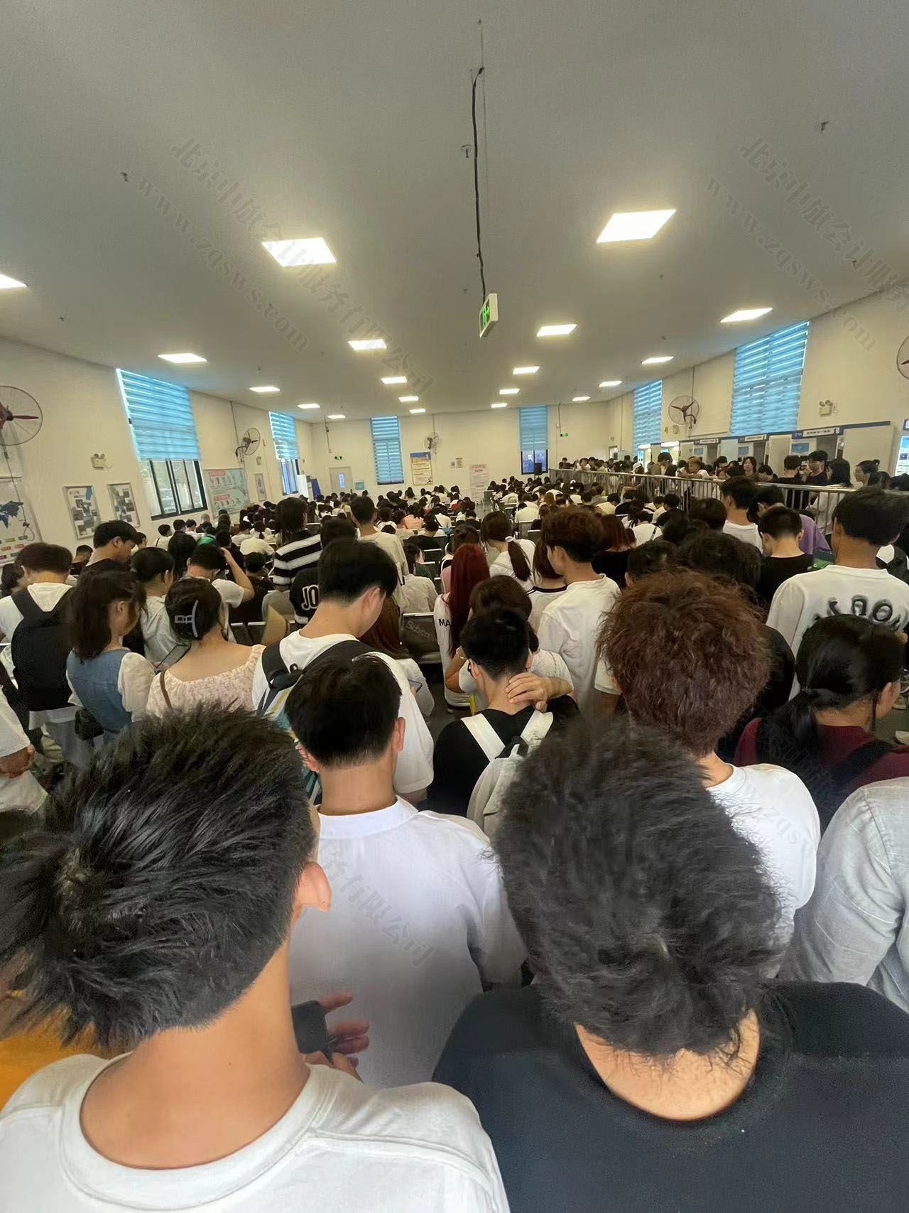 人力資源公司正在等待面試的人.jpg 人力資源公司正在等待面試的人.jpg