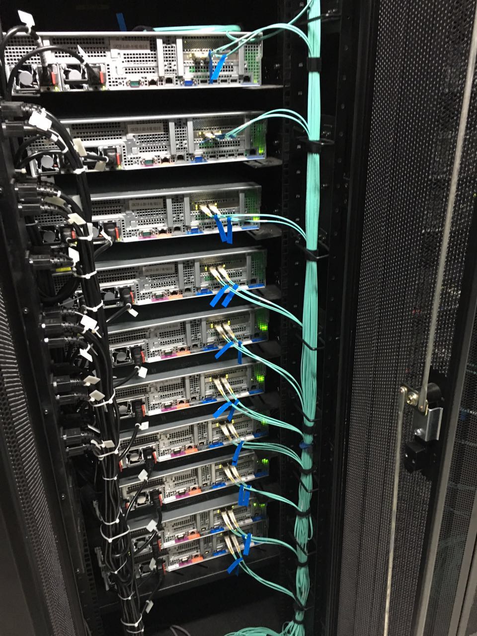 idc機(jī)房的機(jī)柜一般能放多少臺(tái)服務(wù)器