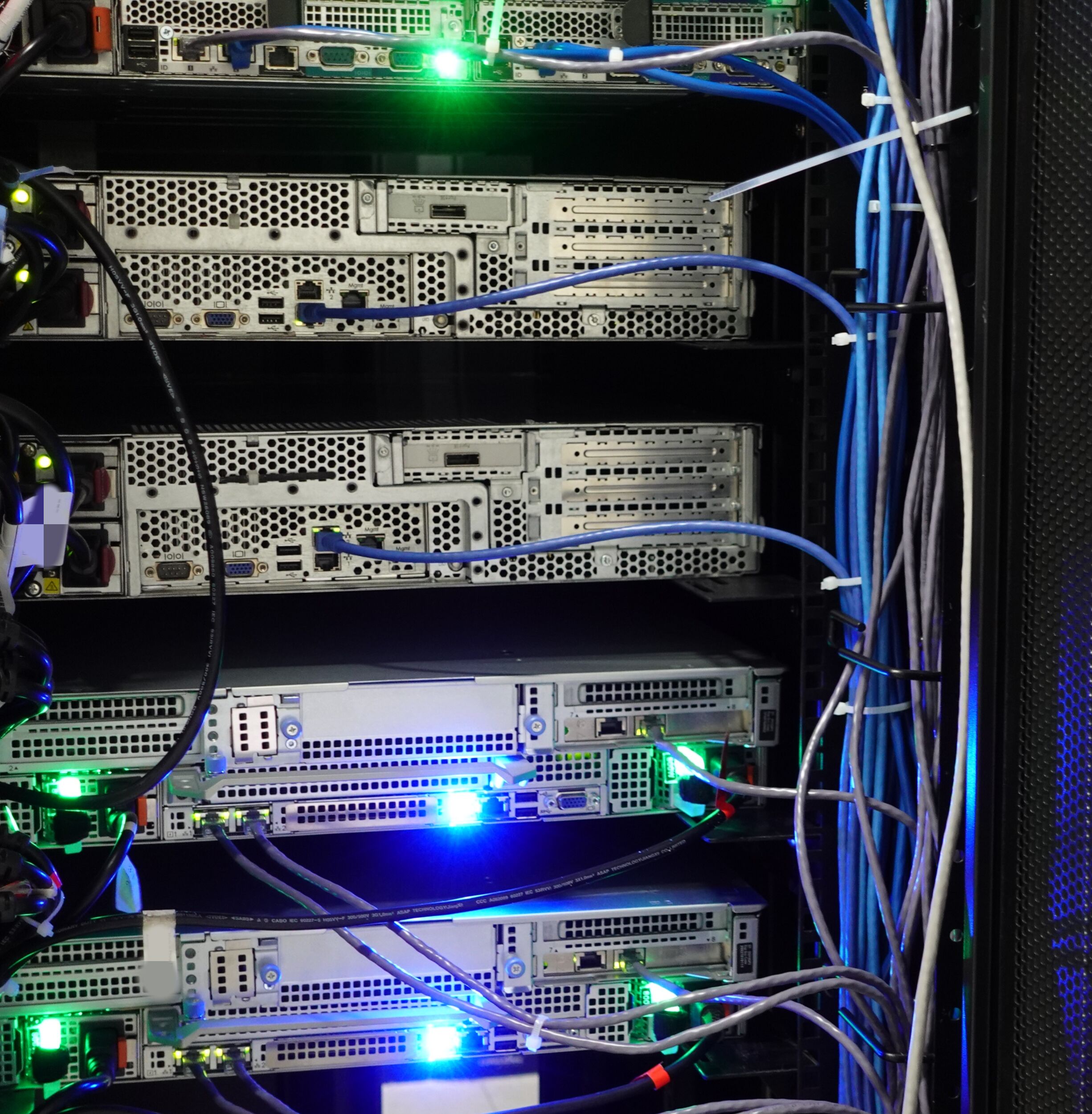 ICD機(jī)房機(jī)柜中的機(jī)器