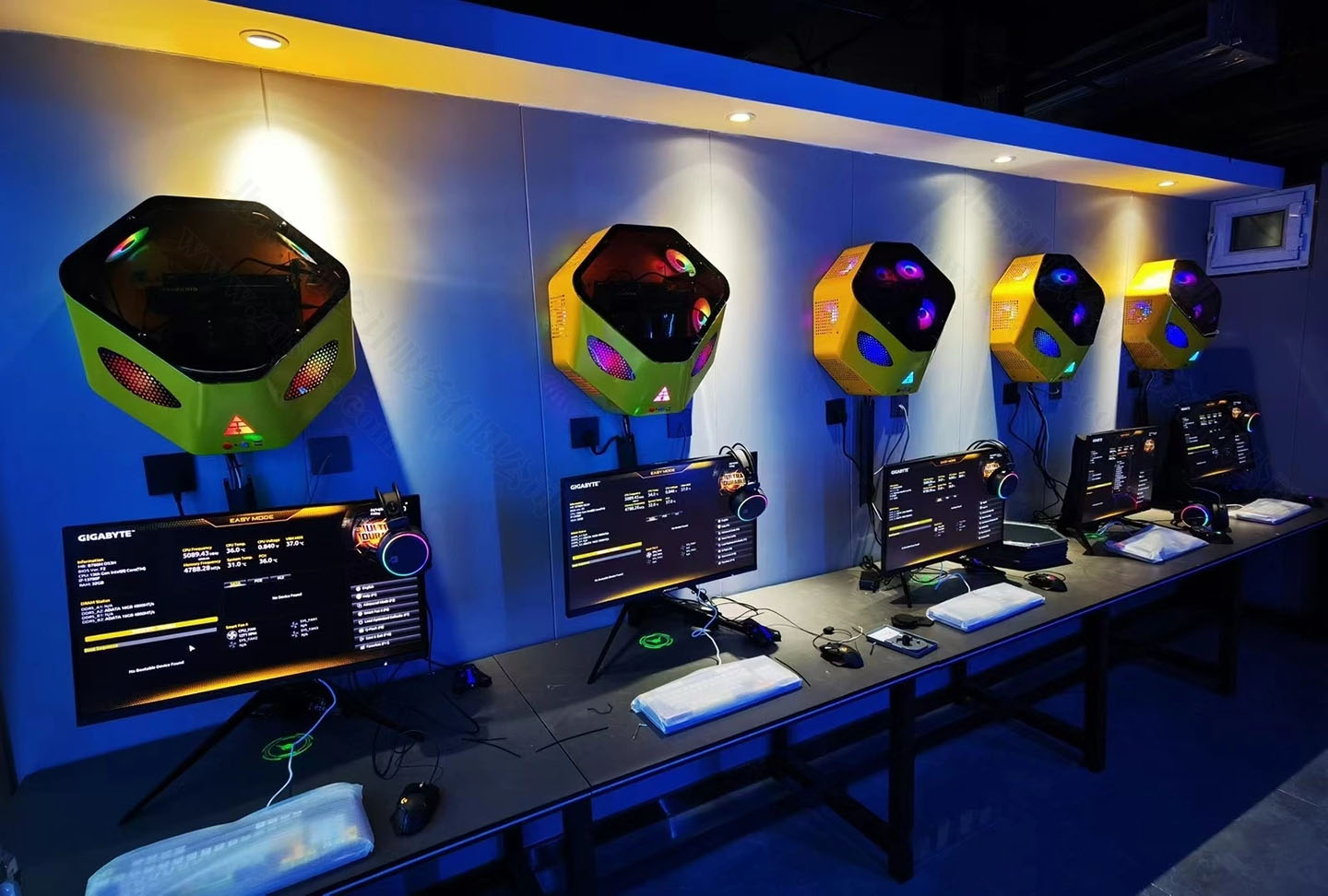 網(wǎng)咖一般都分高端去和普通區(qū).jpg 網(wǎng)咖一般都分高端去和普通區(qū).jpg