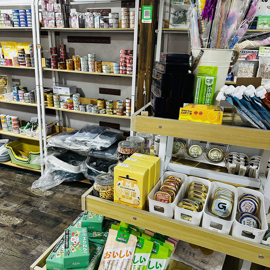 寵物店里的雜亂擺設(shè).jpg 寵物店里的雜亂擺設(shè).jpg