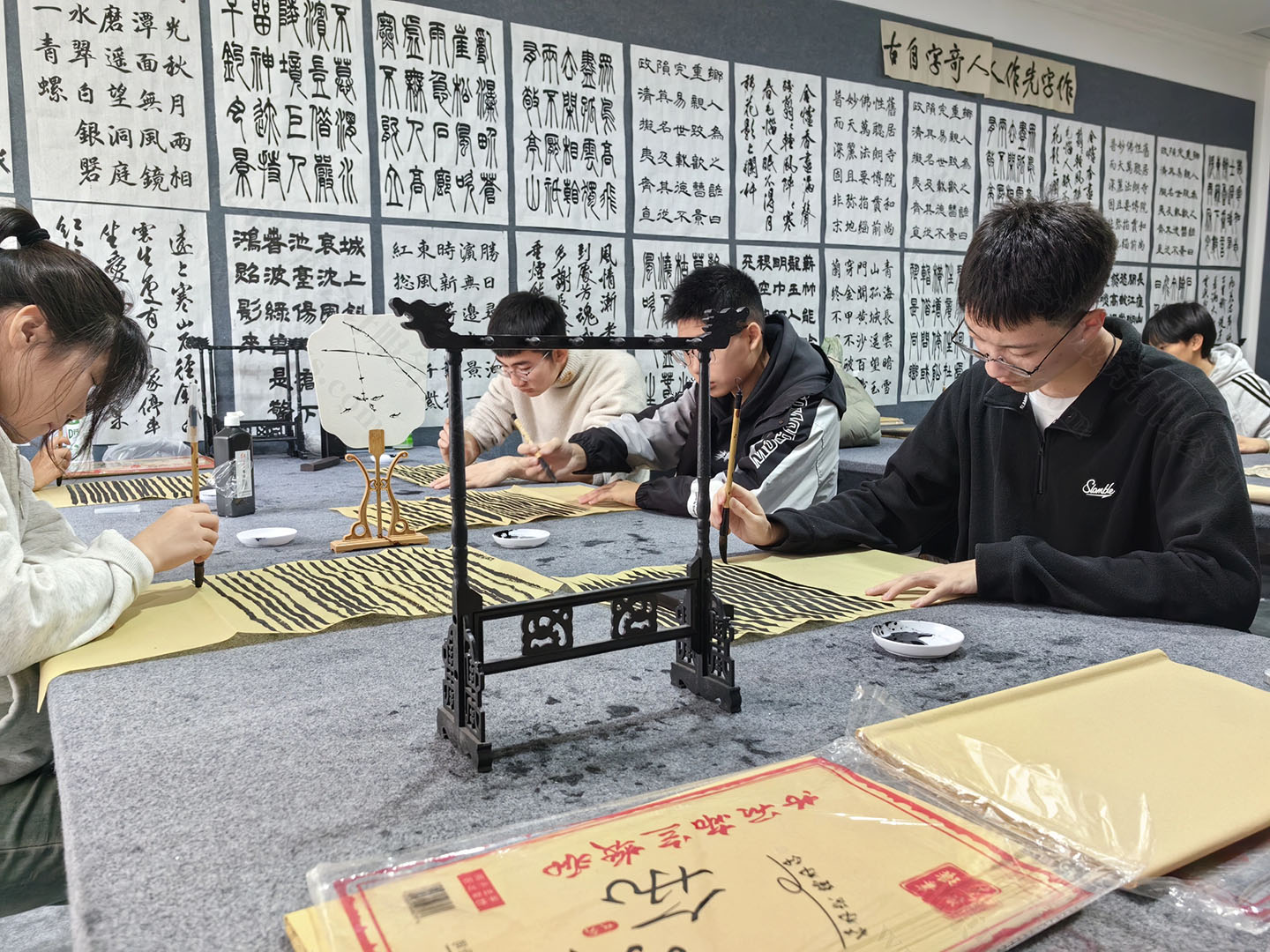 正在寫字的孩子們.jpg 正在寫字的孩子們.jpg