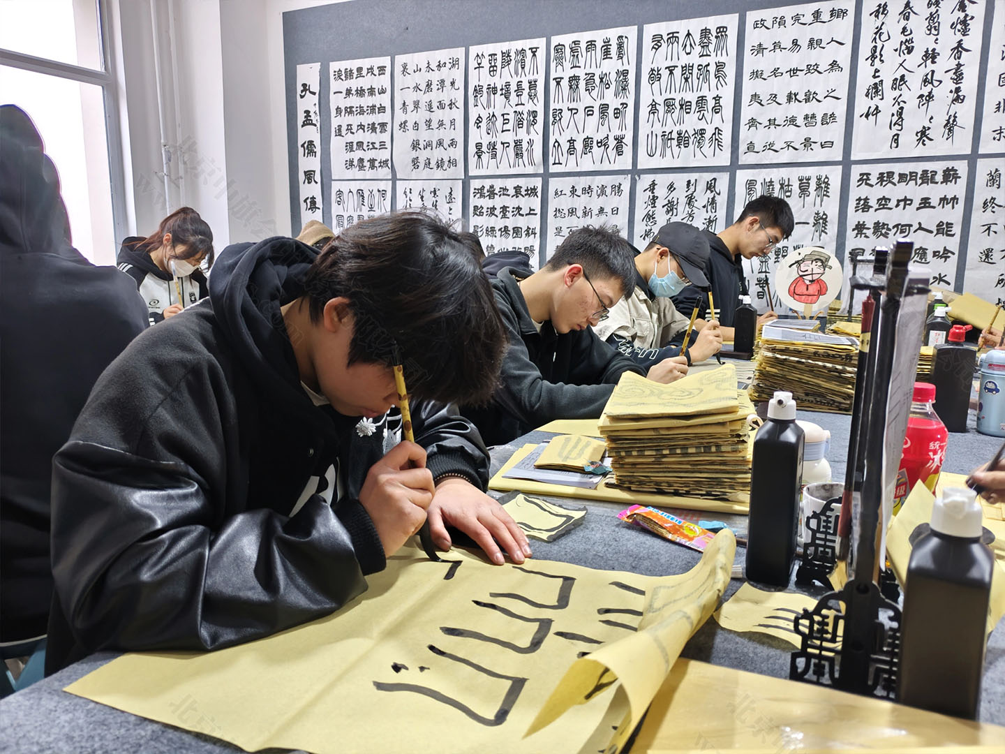 正在練習(xí)毛筆字的孩子們.jpg 正在練習(xí)毛筆字的孩子們.jpg