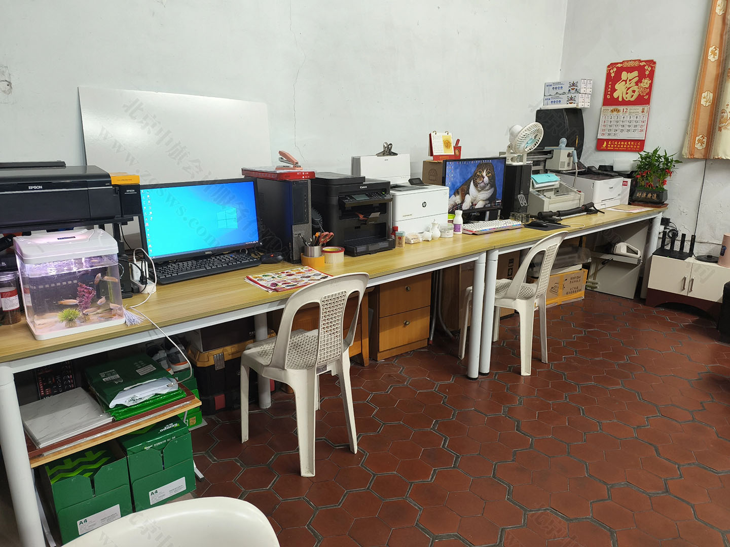 屋內(nèi)的辦公用品一應(yīng)俱全.jpg 屋內(nèi)的辦公用品一應(yīng)俱全.jpg