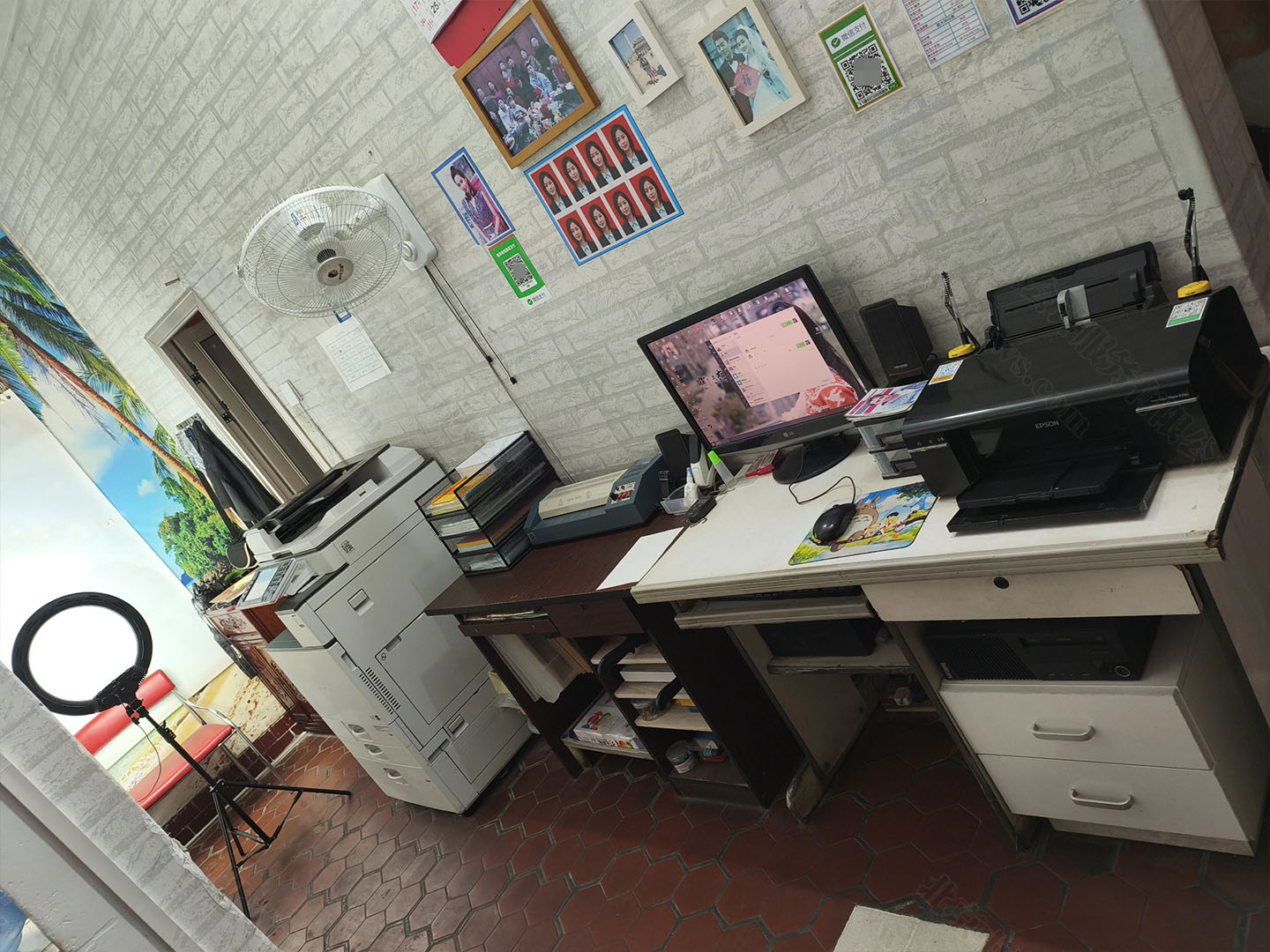 小店里的打印機(jī)和復(fù)印機(jī).jpg 小店里的打印機(jī)和復(fù)印機(jī).jpg