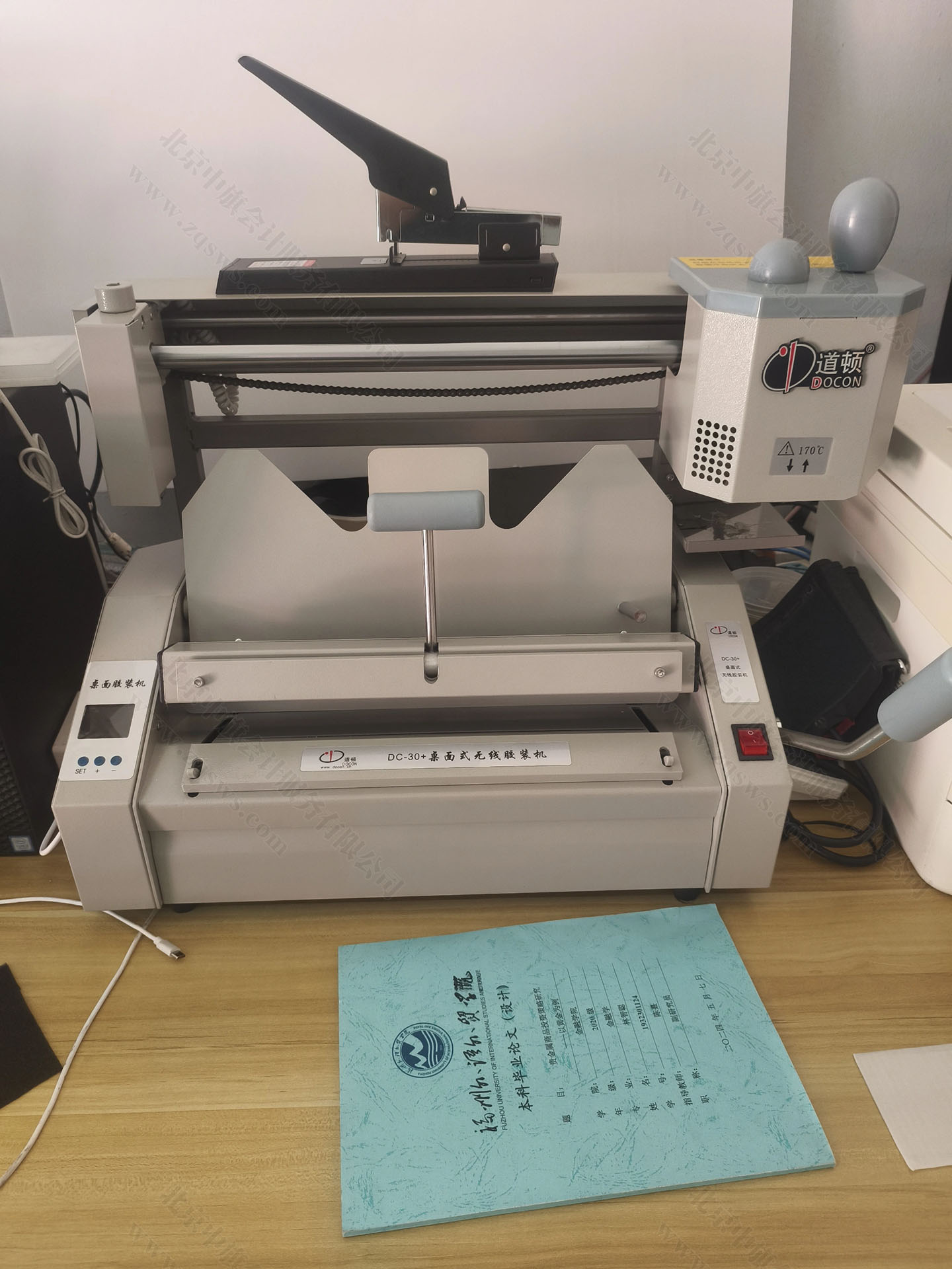 小店里的裁剪機(jī).jpg 小店里的裁剪機(jī).jpg