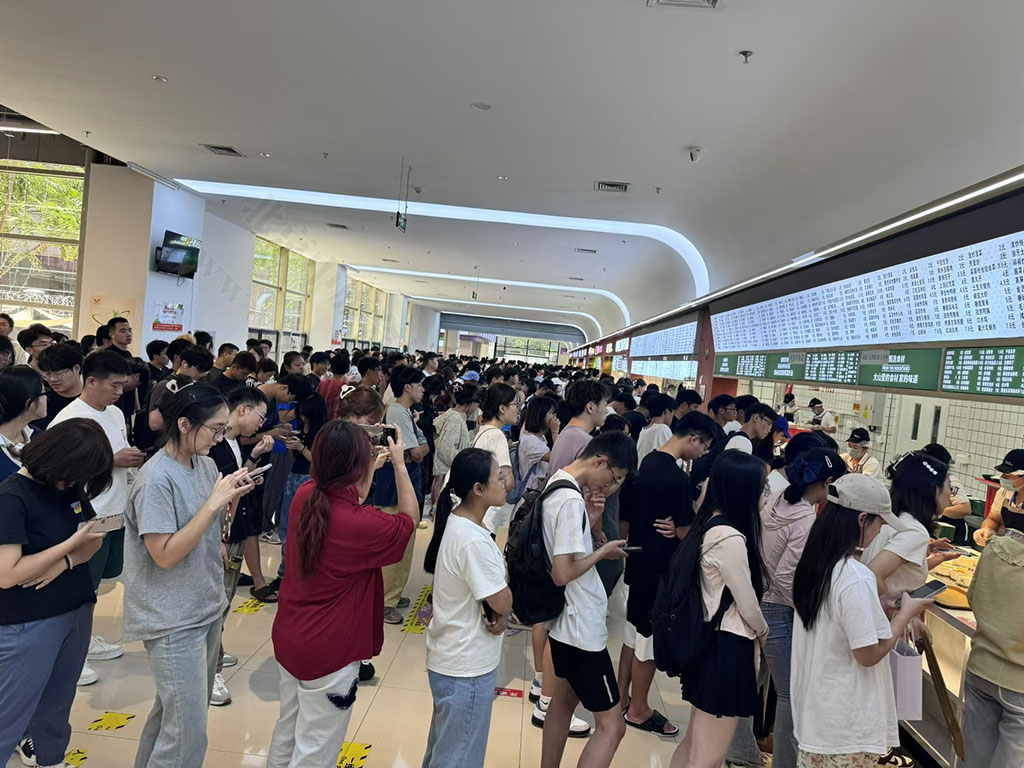 大學食堂的孩子們真多.jpg