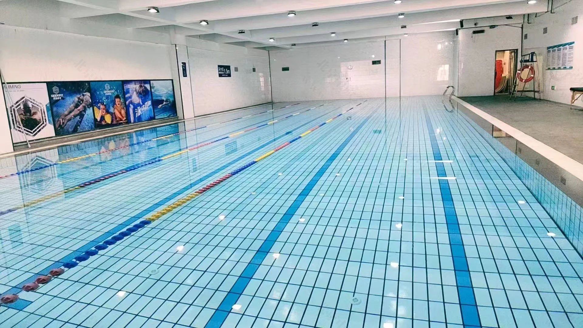 健身房內的游泳池.jpg 健身房內的游泳池.jpg