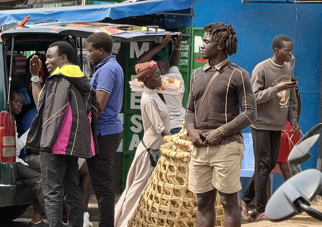 非洲哥們?cè)谑袌?chǎng)觀望.jpg 非洲哥們?cè)谑袌?chǎng)觀望.jpg