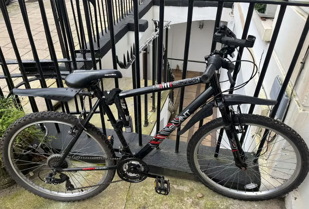 自行車放在樓道里.jpg 自行車放在樓道里.jpg