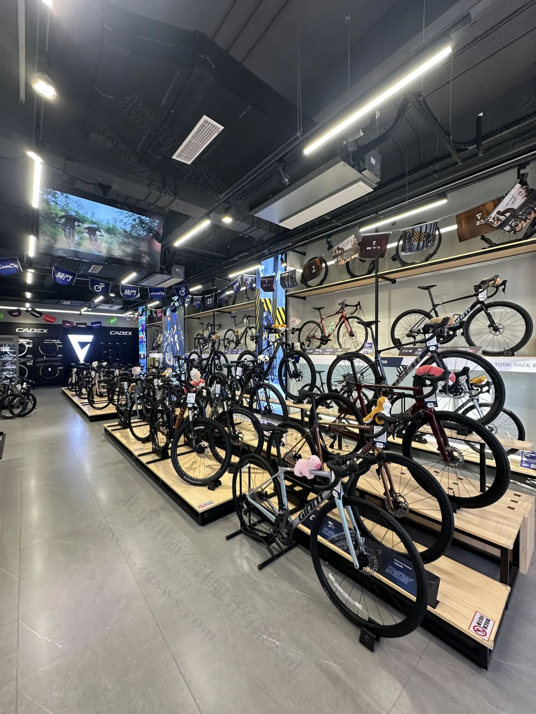 店鋪里面擺放了很多的自行車(chē).jpg
