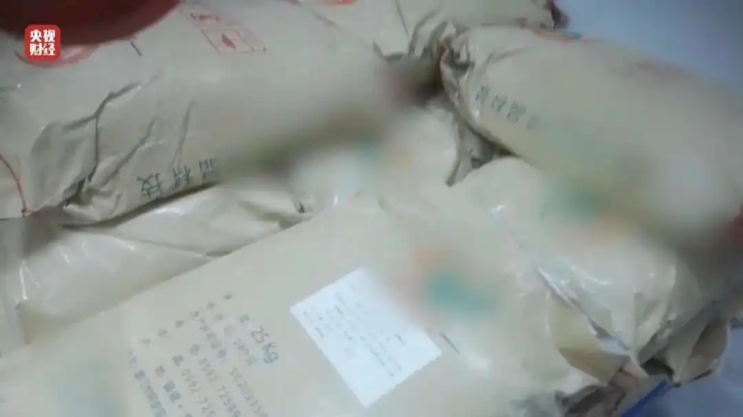 地面上堆放著各種大袋的復合磷酸鹽保水劑.png 地面上堆放著各種大袋的復合磷酸鹽保水劑.png